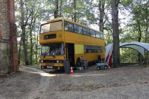 Camping Le YESLOWBUS en fête Saubole 09130 Carla-Bayle Midi-Pyrénées