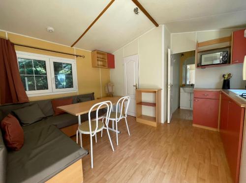 Logement 2 chambres avec jacuzzi sur terrain en pleine nature