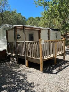 Camping Luxe chalet voor 5 personen op Camping Leï Suves - JoyCasa Route de Marchandise - 1770 Boulevard Ric Hochet 83520 Roquebrune-sur Argens Provence-Alpes-Côte d\'Azur