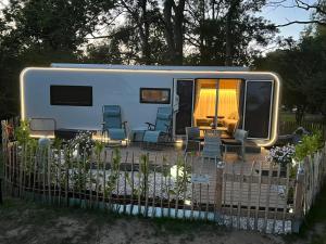 Luxuswohnwagen Dreamer mit Achterwasserblick