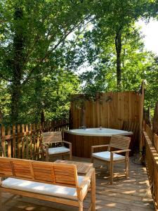 Magic Roof Top Bus with big bath in the tree forest!