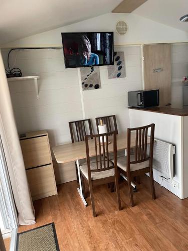 Mobil-home 4/6 Personnes , terrasse couverte ,piscine chauffée .