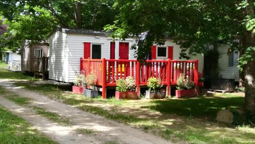 MOBIL HOME à l'ombre du train jaune
