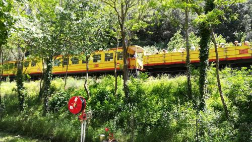 MOBIL HOME à l'ombre du train jaune