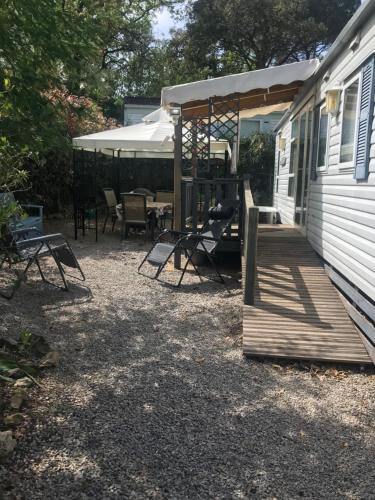 Mobil home dans un écrin de verdure