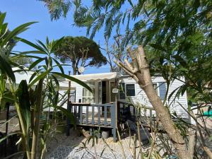 Mobil home dans un écrin de verdure