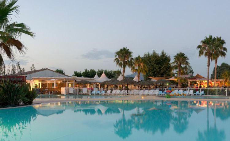 Mobile-Home Camping 4 étoiles Siblu 3 chambres 2399 Rue de Montourey, 83600 Fréjus