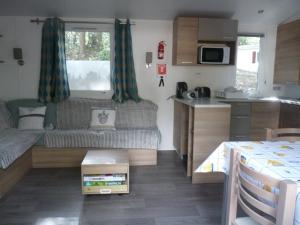 Mobile Ht de gamme dans camping **** des Pierres Couchées