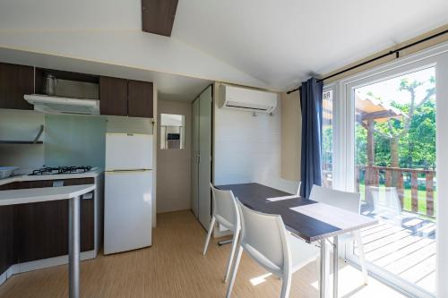 Mobilhom 6 personnes, piscine, parc du Pilat