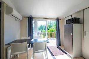 Mobilhom 6 personnes, piscine, parc du Pilat