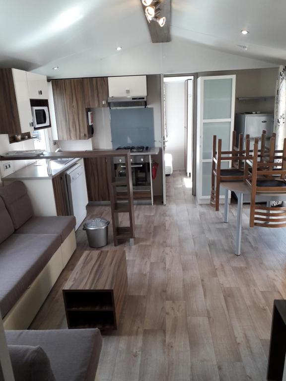 Camping Mobilhome beaux volumes ES40 2399 rue du montourey 83600 FREJUS 83600 Fréjus