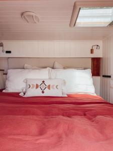 Modern rural retreat for 2 on cosy converted bus