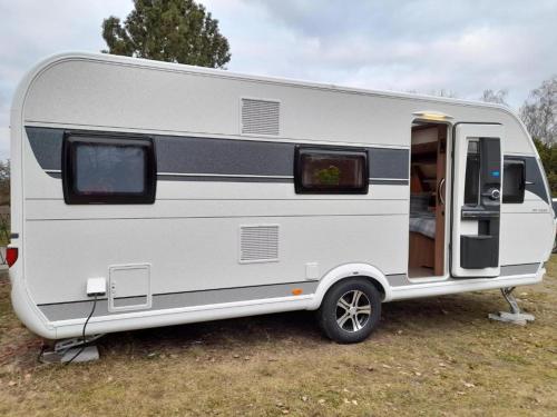 Naturnaher Wohnwagen mit Terrasse und Garten