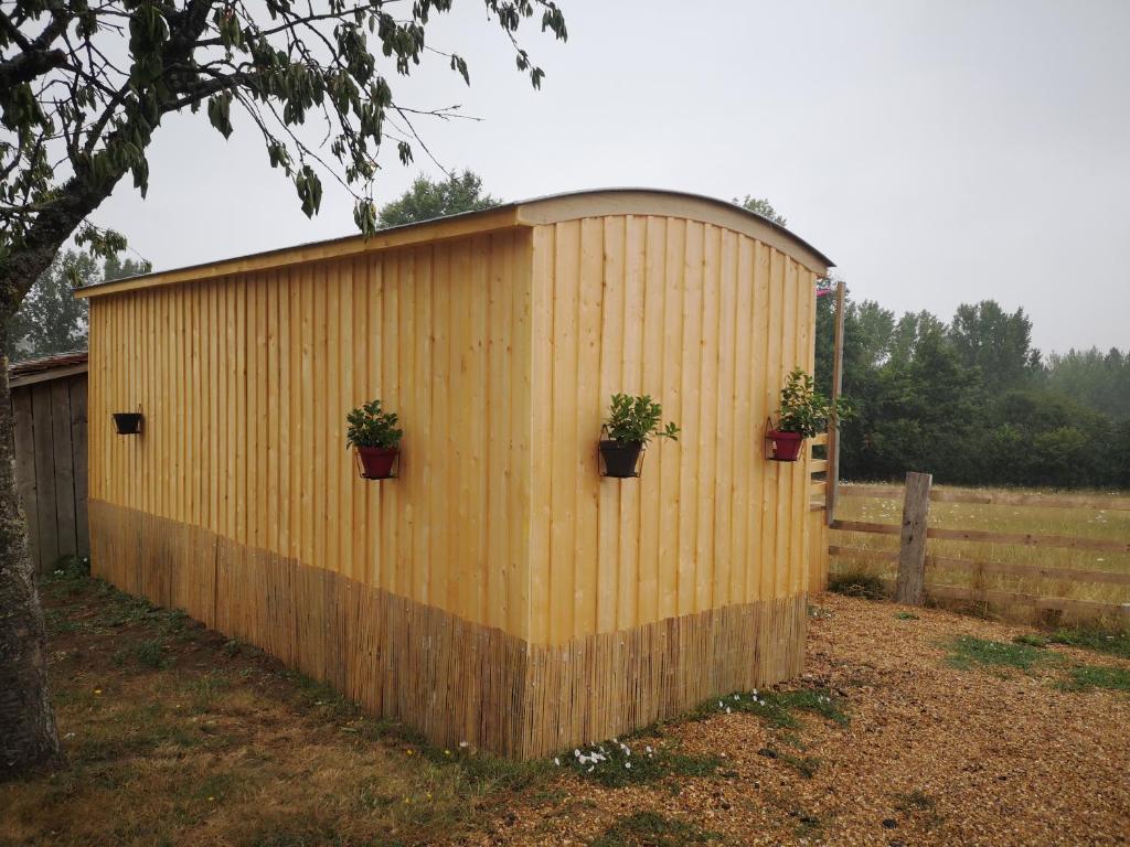 Camping Roulotte de la basse biguerie proche zoo de la flèche Lieu dit la basse biguerie 72510 Saint-Jean-de-la-Motte