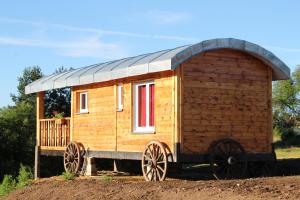 Camping roulotte impériale perchée- 2 Impasse de L’Arc en Ciel 43160 Sembadel Auvergne