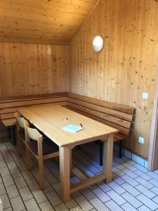 Schwedische Sommer Hütte unter Buchen