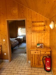 Schwedische Sommer Hütte unter Buchen