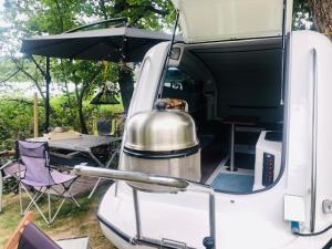 Sealander - Tiny Wohnwagen und Boot - Ferienwohnung Creutzig am Campingplatz Schachenhorn