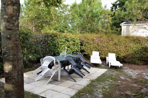 Spacieux Mobil-home N°502 - 2 chambres - dans Camping 4 *