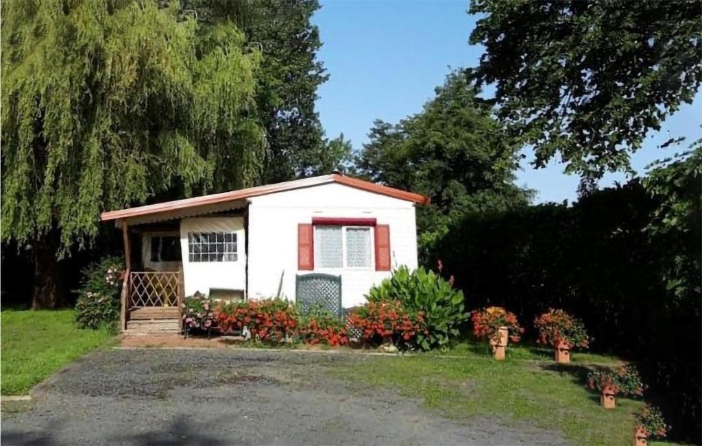 Camping Stunning caravan in Saint-Pe-sur-Nivelle with 3 Bedrooms and WiFi  64310 Saint-Pée-sur-Nivelle