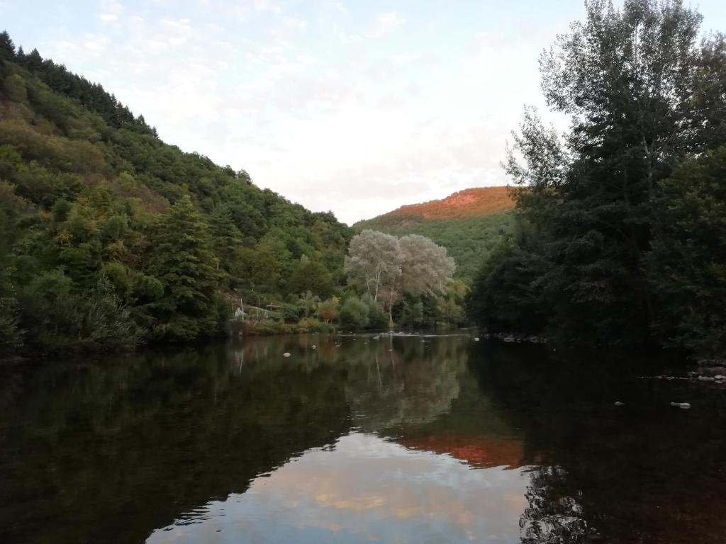 Camping VOS VACANCES EN PAYS D' AUBRAC La Boissière Route de la Cascade 12130 Saint-Geniez-dʼOlt