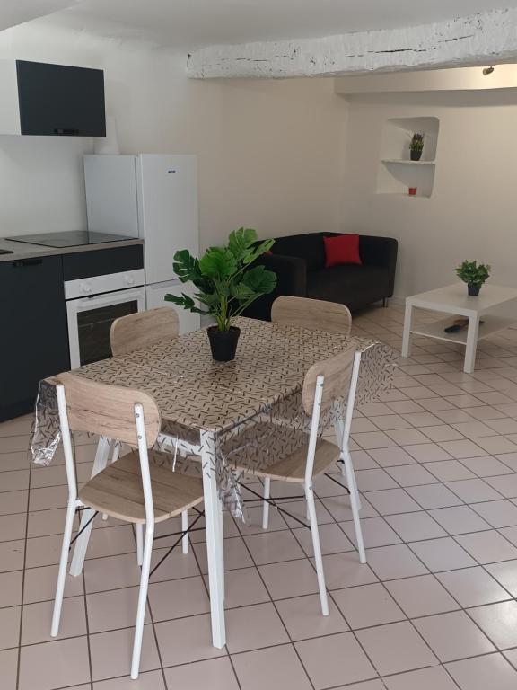 Maison de vacances Camps-la-source : agréable maison de village 4 Rue du Château, 83170 Camps-la-Source