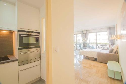 Appartement Cannes Conseil Immo, Grand Studio Terrasse Gray d'Albion area -Four- 26 bis rue des Serbes Cannes