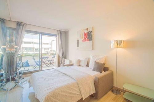 Cannes Conseil Immo, Grand Studio Terrasse Gray d'Albion area -Four- Cannes france