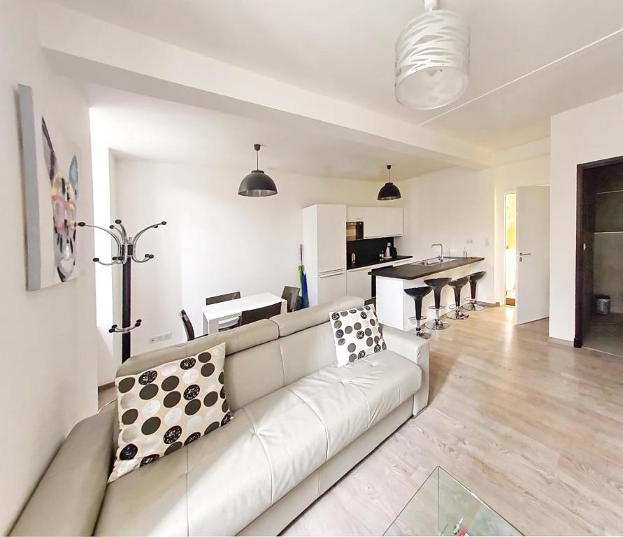 Appartement Cannes heart of town 2 BR Fully renovated - 4 6 pax - 5 mns to Palais 2 place Gambetta 2D, 06400 Cannes