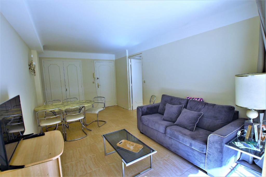 Appartement Cannes located behind the Martinez Hotel at 50 meters to the Croisette 15 Rue Rouaze, 06400 Cannes