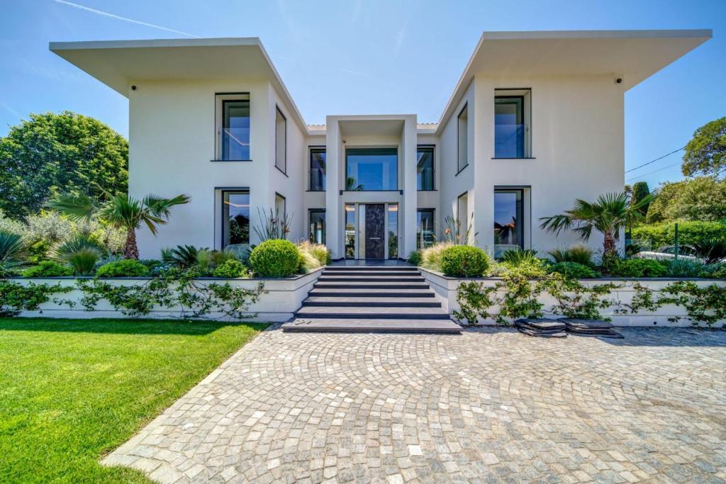 Villa Cannes Luxury Rental - Modern Villa 2824 GRAND BOULEVARD DE SUPER CANNES, 06400 Cannes