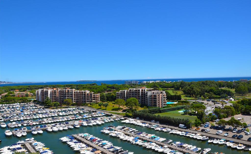 Appartements Cannes Marina Golf Le Surcouf , entree D 150 Avenue de la Marine Royale, 06210 Mandelieu-la-Napoule