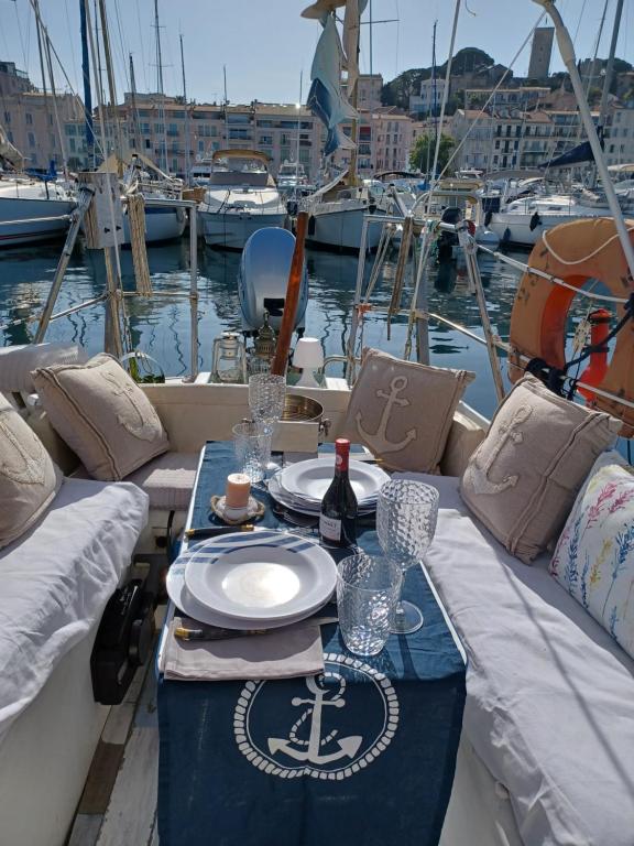 Bateau-hôtel CANNES : Nuit insolite superbe voilier à quai vieux port de Cannes promenade de la pantiero, 06400 Cannes