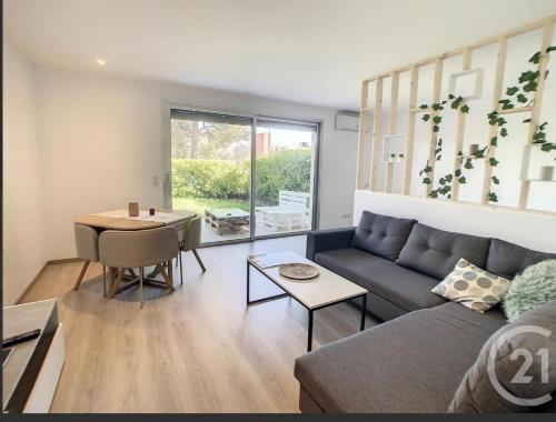 Appartement CANNES Rez De Jardin avec Piscine bord de Mer 77 Boulevard Estérel Parc Mandelieu-la-Napoule