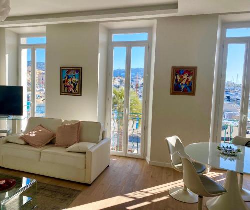 Appartement Cannes Vieux Port , true seafront& view , wifi& Location 10, BBC & Disney Quai Saint-Pierre 9 Cannes