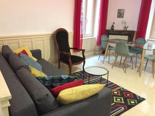 Appartements CAP COUTELLERIE T2 et T4 Thiers hypercentre- horaires adaptables- Idéal PROS et GROUPES 2ème étage 6 Rue Traversière Thiers
