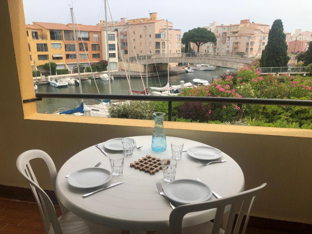 Appartement Cap D 'Agde Studio cabine 5 personnes, vue chenal Résidence Les Pêcheurs Bat A2 Appart 209 10 Rue de la Toison d'Or, 34300 Le Cap d\'Agde