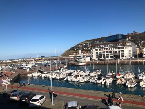 Captain YOO - Pieds dans l’eau - Face au port Fécamp france