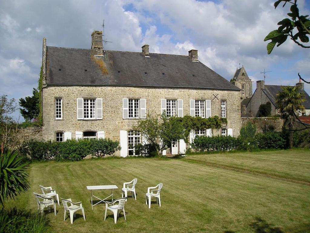 Maison de vacances Captivating 5-Bed House in Fontenay-sur-Mer 16, 50310 Fontenay-sur-Mer