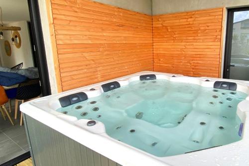 Maison de vacances CARANTEC MAISON NEUVE JACUZZI JARDIN 6 Personnes AVENUE DES FRANCAIS LIBRES Carantec