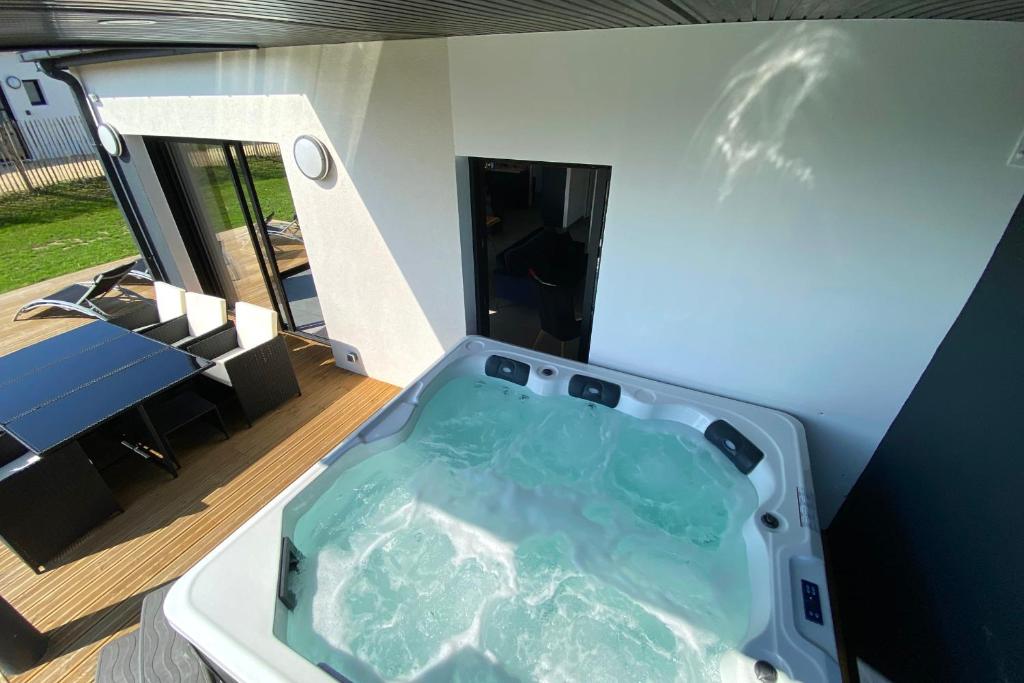 Maison de vacances CARANTEC MAISON NEUVEJACUZZI JARDIN 8 personnes AVENUE DES FRANCAIS LIBRES, 29660 Carantec