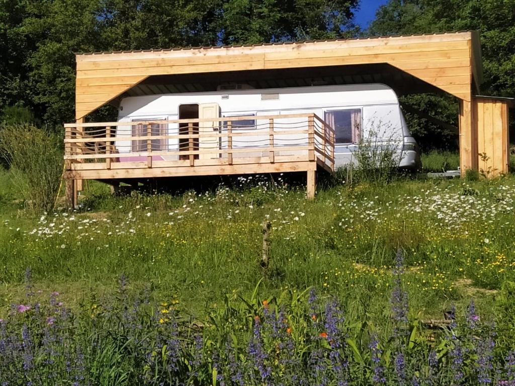 Camping cararetro , caravane chauffée et climatisée 20, Sannegrand, 23190 Saint-Sylvain-Bellegarde