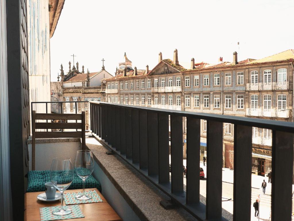 Maison d'hôtes Carlos Alberto Balcony APT Praça de Carlos Alberto, 93 3º Frente, 4050-114 Porto