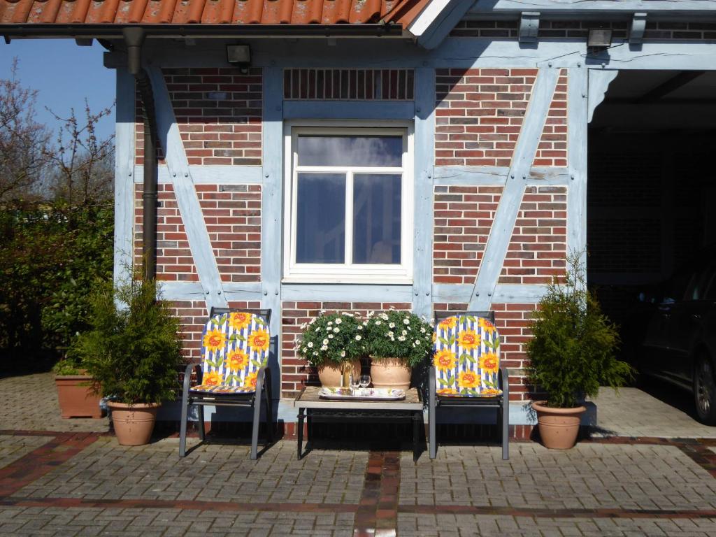 Appartement Casa Carina Ferienhaus, Oberwohnung mit kleinem Sonnenbalkon und Terrasse Jungfernstraße 2, 26349 Süderschweiburg