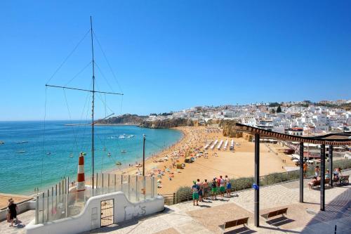 Villa Casa da Bandeira -Perfect Location-Beach front- Rooftop Pool 1 Rua Almirante Gago Coutinho 1 Albufeira