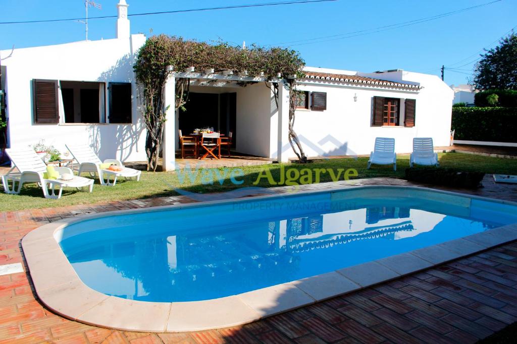 Villa Casa da Hera in Tavira by Wave Algarve Urbanização Pézinhos 52, 8800-223 Tavira