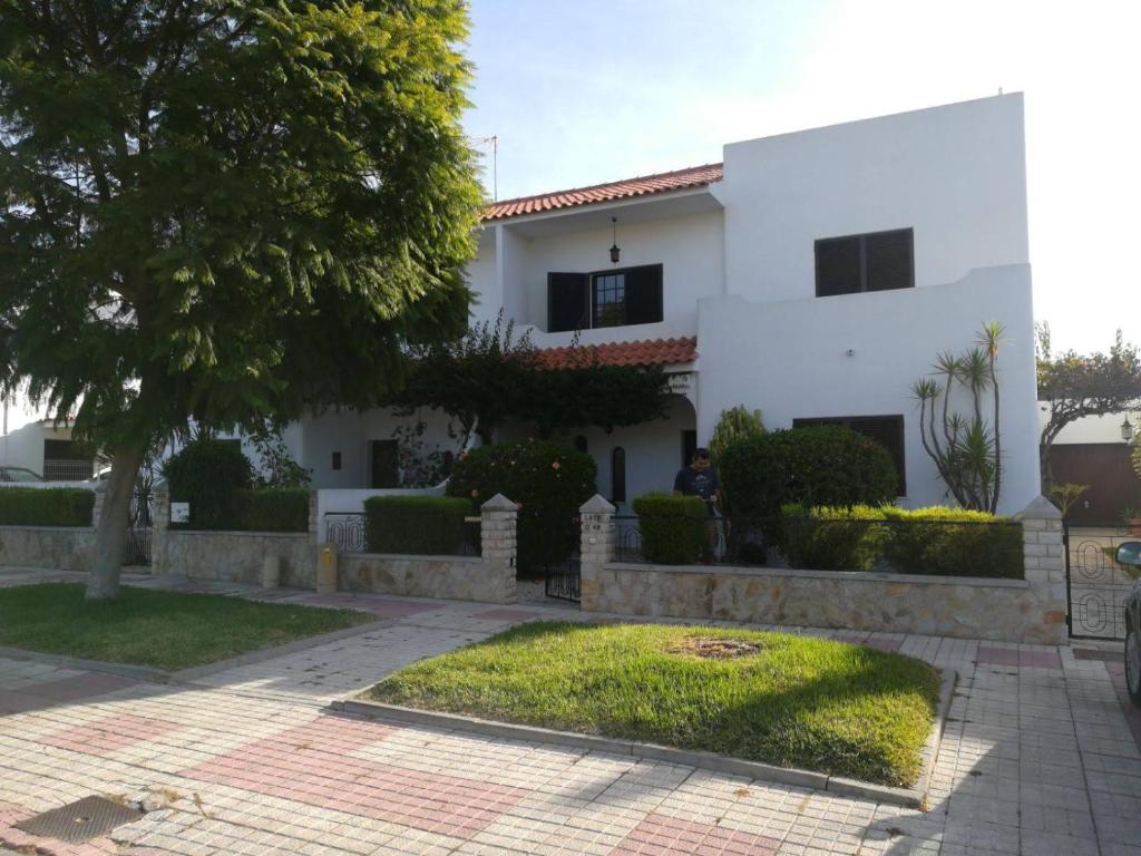 Villa Casa das Andorinhas Avenida Parque Natural da Ria Formosa Lote G 6B, 8700-133 Quelfes