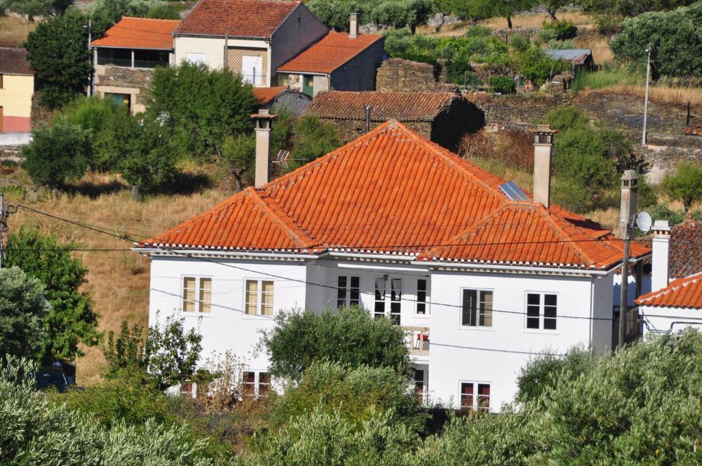 Maison d'hôtes Casa dos Primos Rua da Corredoura, 101, 5150-315 Muxagata