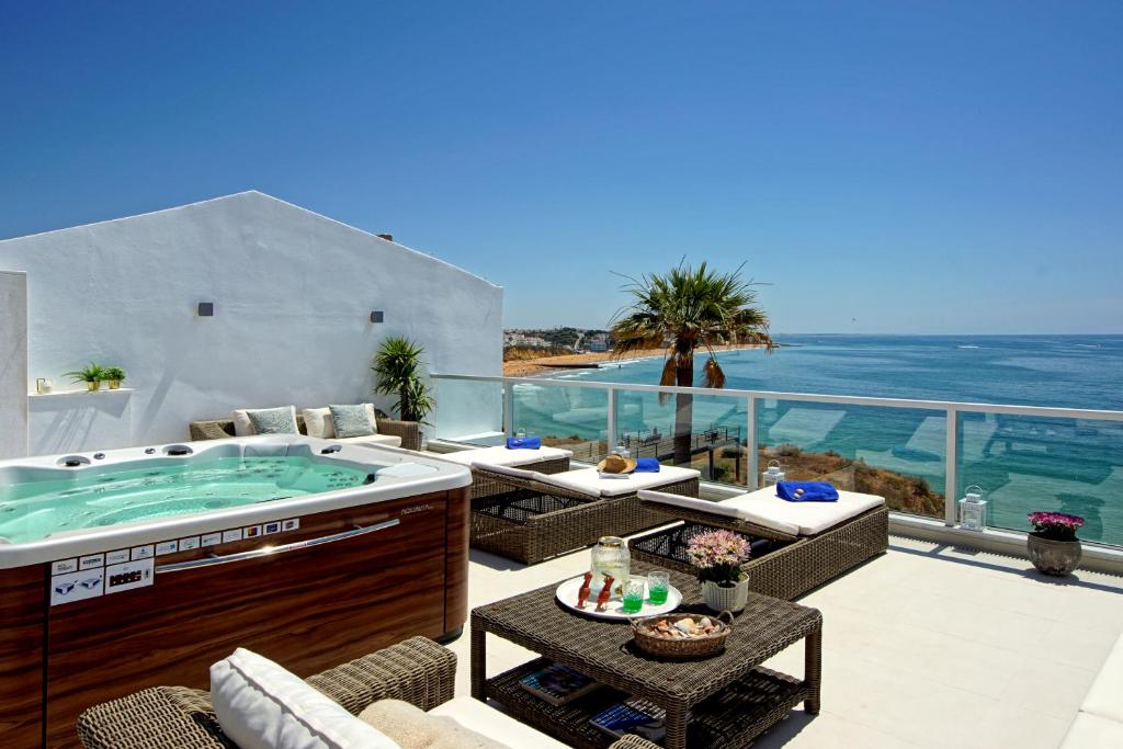 Villa Casa Latino - Oceanfront - Luxury & Charming villa- Jacuzzi at Rooftop 37 Rua Latino Coelho, 8200-150 Albufeira