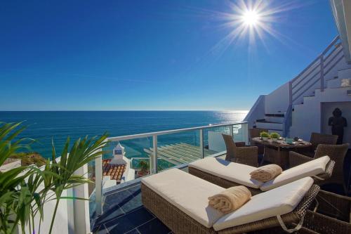 Villa Casa Latino - Oceanfront - Luxury & Charming villa- Jacuzzi at Rooftop 37 Rua Latino Coelho Albufeira